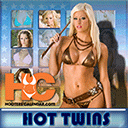 Hooters Hot Twins